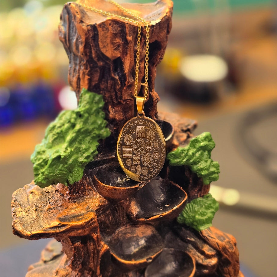 Zırhlı Korumalı Oval Kolye