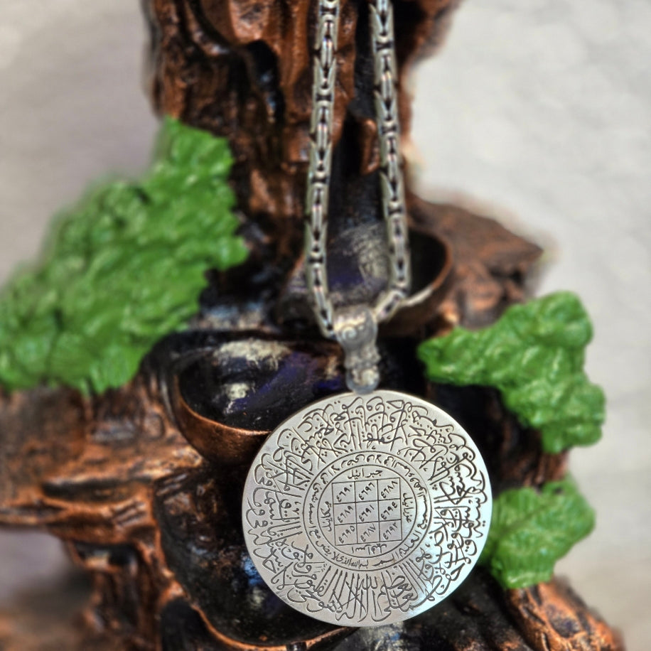 Korumalı Gümüş Madalyon Kolye