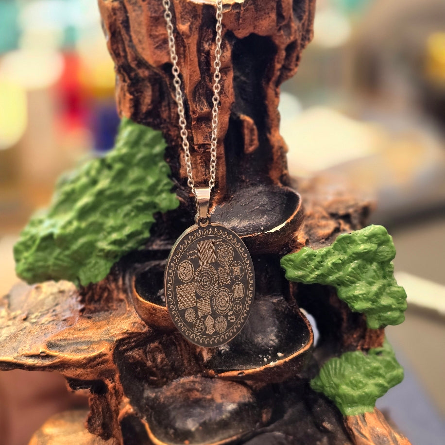 Zırhlı Korumalı Oval Kolye