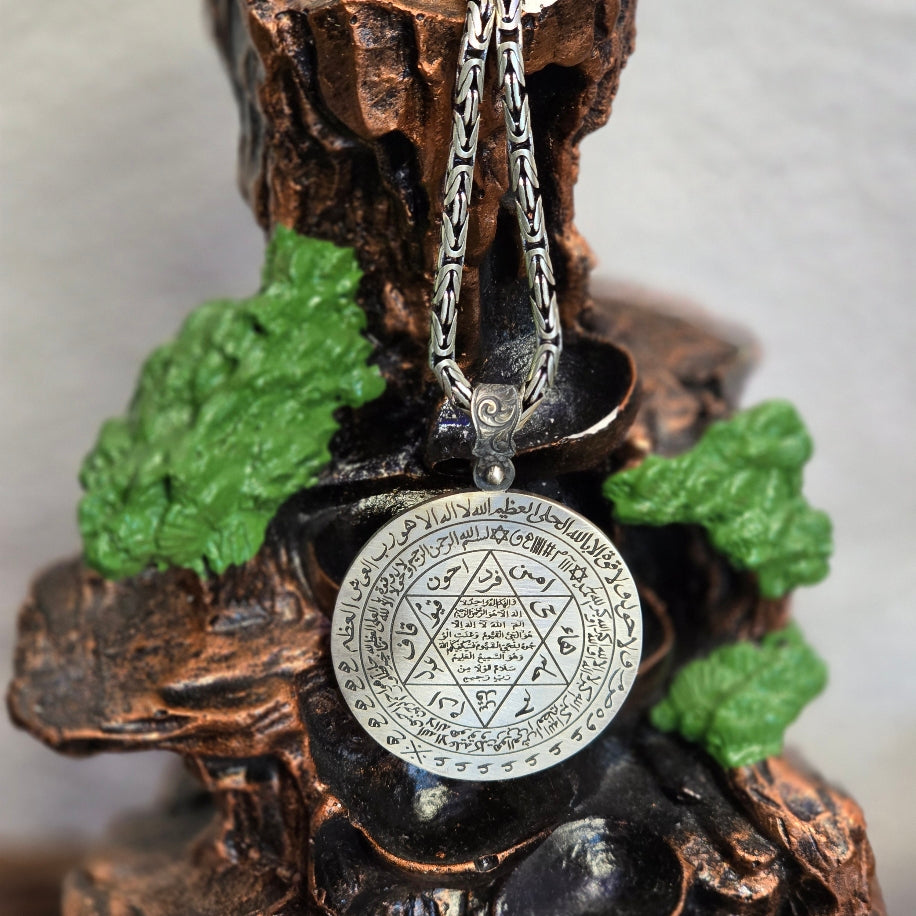 Korumalı Gümüş Madalyon Kolye